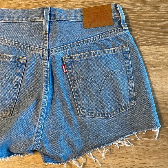 Levi's 501 light denim high waisted short - Picture 1 of 5